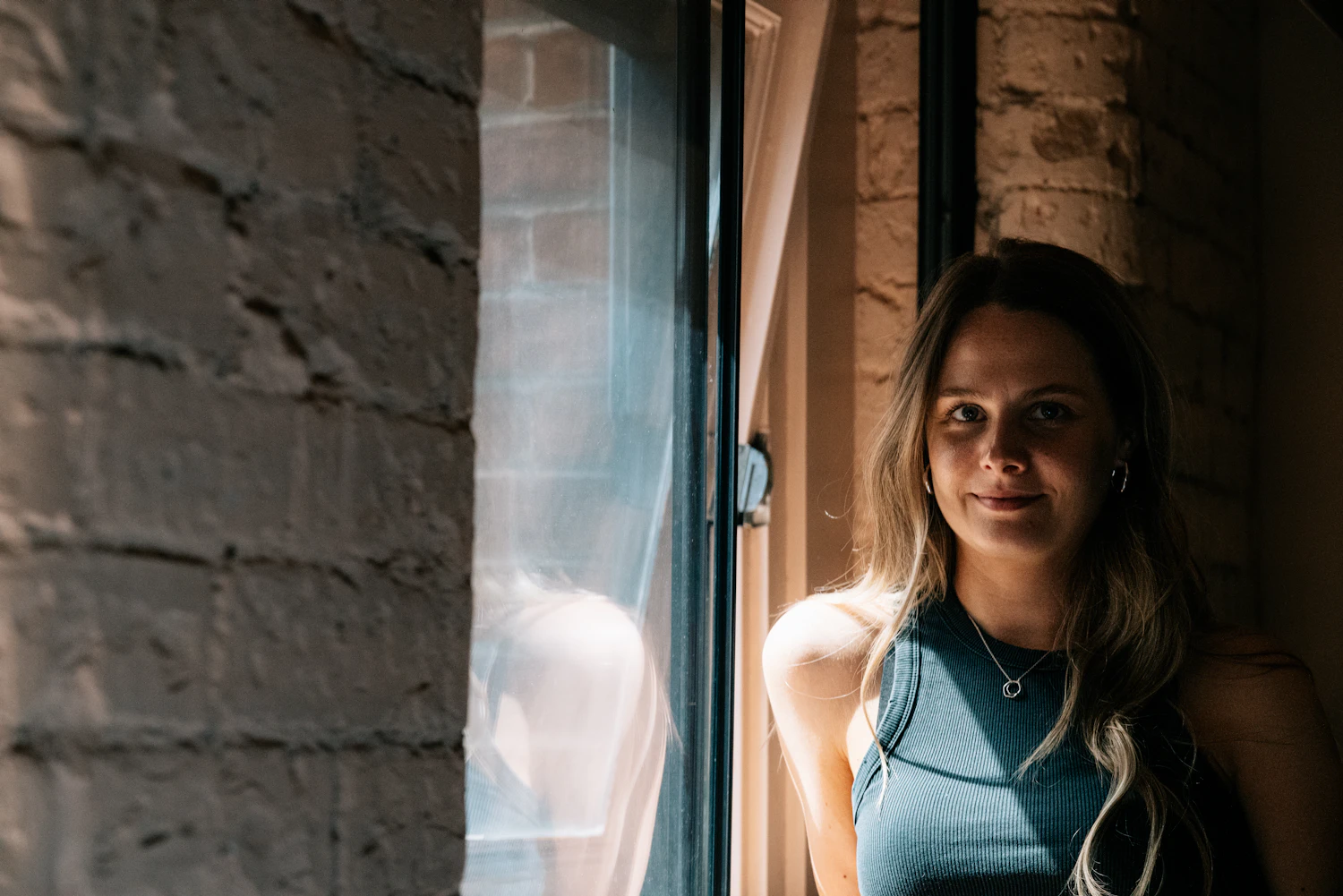 Retrato fotográfico junto a una ventana con luz natural